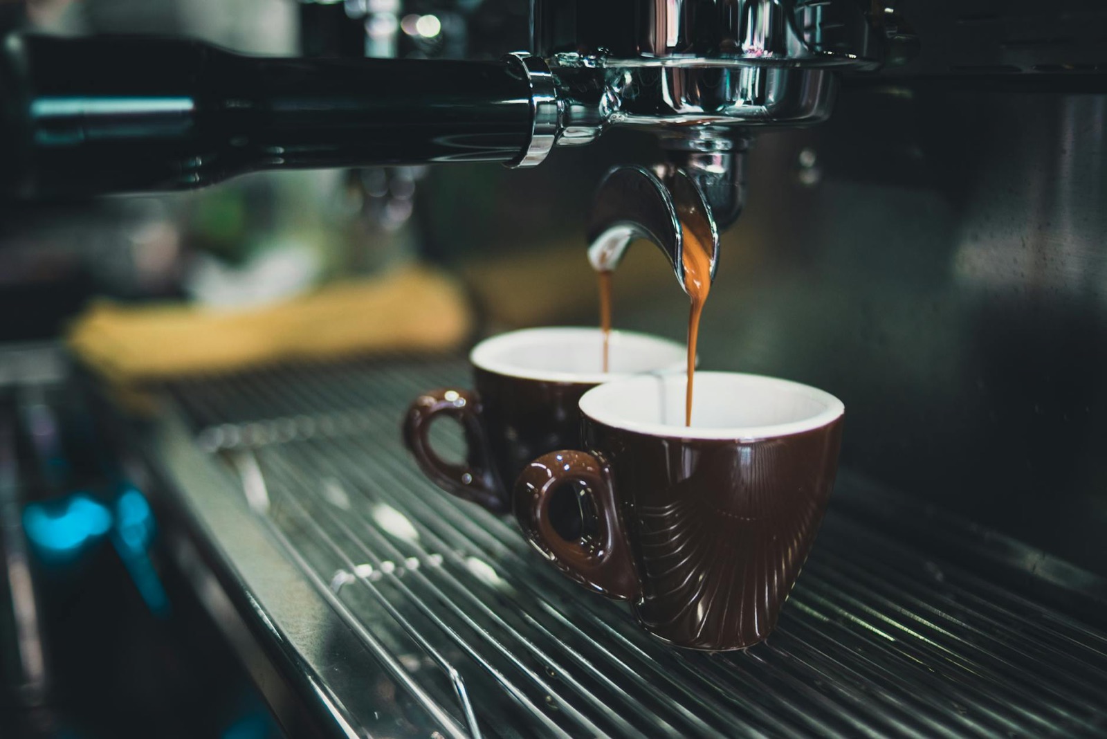 Espresso lejące się z kolby do dwóch filiżanek