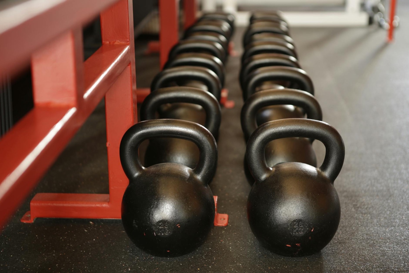 Rząd żeliwnych odważników kettlebell